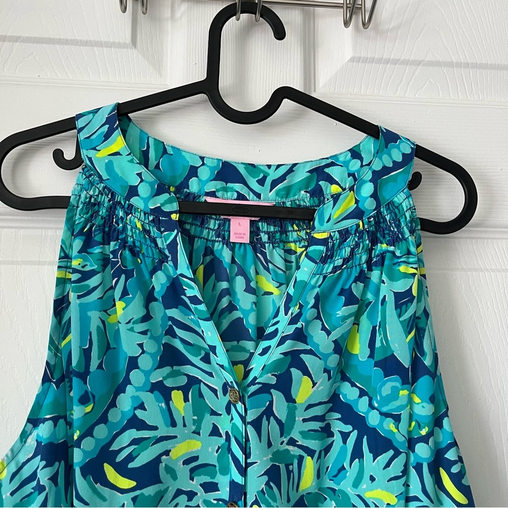 NWOT Lilly Pulitzer Silk Button Down Tank Top size Large in Blue Floral - Picture 3 of 11